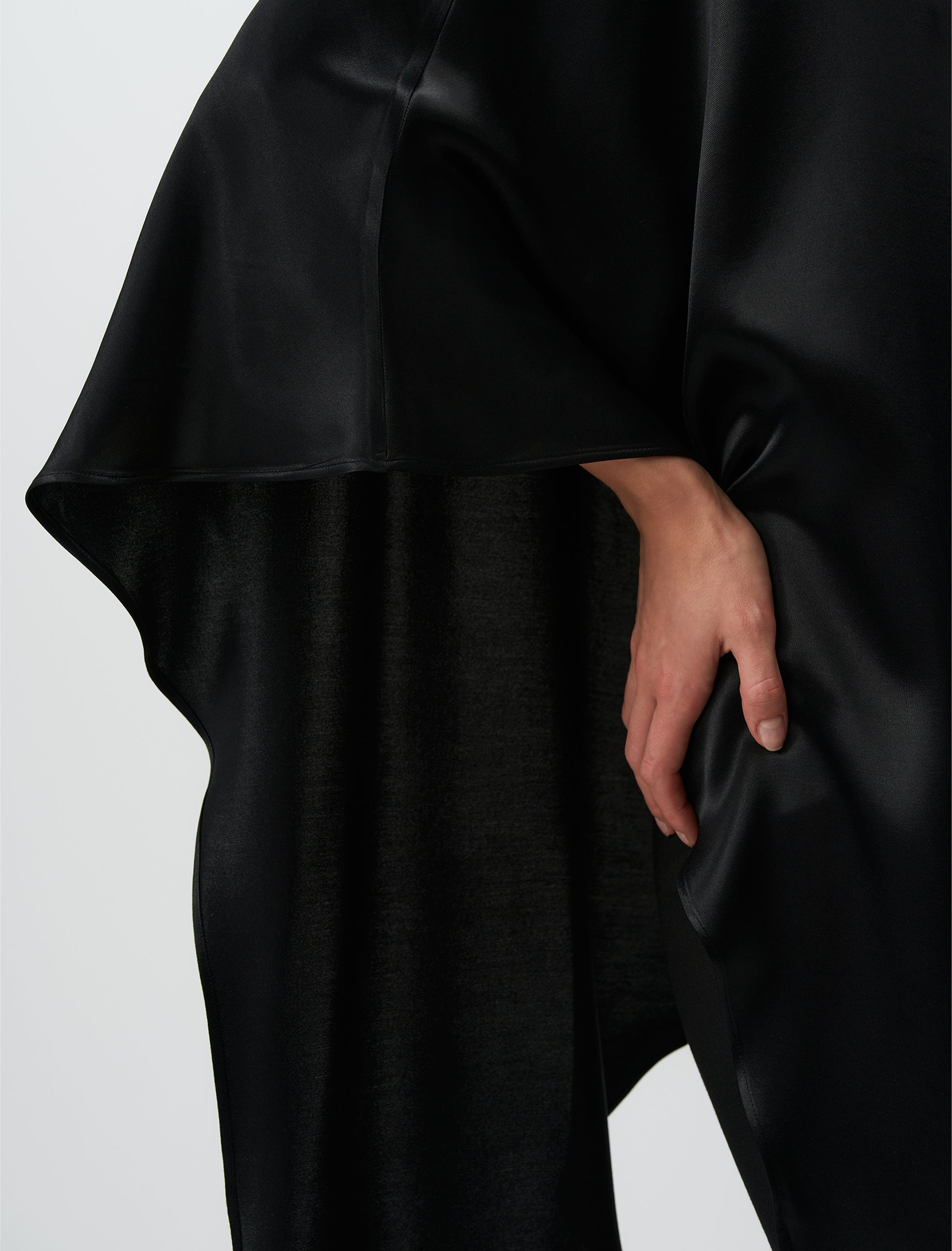 ARCHE CAPE BLACK - ARETE READY TO WEAR